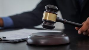 A judge banging a gavel. 5 questions to ask your wrongful death lawyer